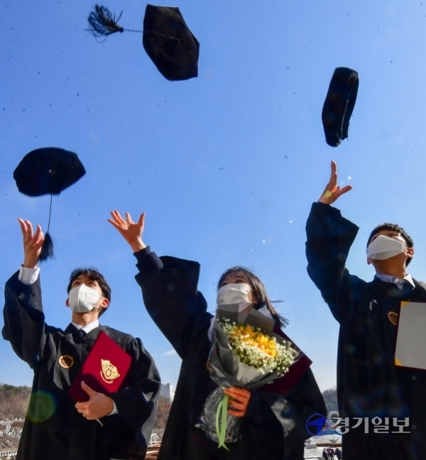 17일 오전 용인시 경희대학교 국제캠퍼스에서 졸업생들이 마지막 추억을 남기고 있다.조주현기자