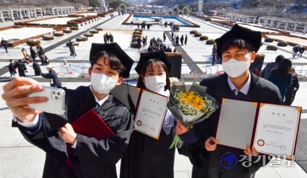 17일 오전 용인시 경희대학교 국제캠퍼스에서 졸업생들이 마지막 추억을 남기고 있다.조주현기자