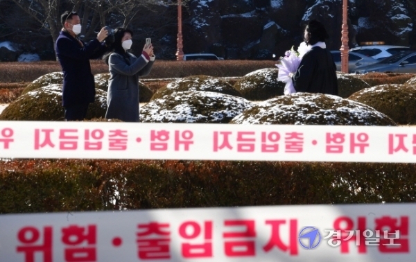 17일 오전 용인시 경희대학교 국제캠퍼스에서 졸업생들이 마지막 추억을 남기고 있다.조주현기자