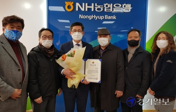 김길수 경기도레슬링협회장이 17일 당선증을 받은 뒤 레슬링협회 관계자들과 기념촬영을 하고 있다.황선학기자