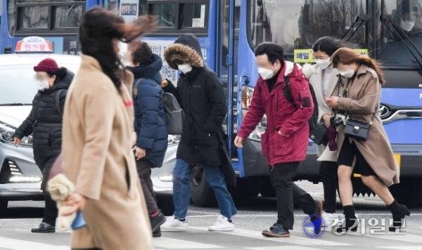 15일 오전 인천 남동구 뉴코아아웃렛인천점 앞 길에서 시민들이 불어오는 강풍을 맞으며 힘겨운 발걸음을 내딛고 있다. 기상청은 인천·강화·서해5도·옹진에 강풍주의보를, 서해중부 먼바다에 풍랑경보를 발효했다. 장용준기자