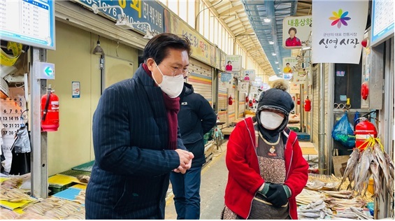 ▲ 국민의힘 송석준 의원이 군산시 신영시장에서 전통시장 장보기 및 상인들을 격려하고 있다. (송석준 의원실 제공)