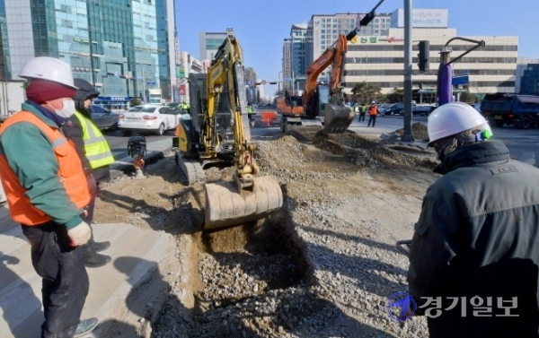 18일 오전 수원시청역 사거리의 도로에서 수원시 관계자들이 도로복구작업을 하고 있다. 지난 17일 오후 10시 40분께 도로 35m구간이 80cm 가량 침하돼 수원시는 곧바로 인근 도로를 통제후 복구작업을 진행했다. 윤원규기자