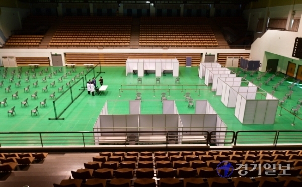 18일 오후 코로나19 백신 예방접종센터가 설치된 수원시 아주대학교 실내체육관에서 아주대병원 의료진과 방역 관계자 등이 시설을 점검하고 있다. 조주현기자