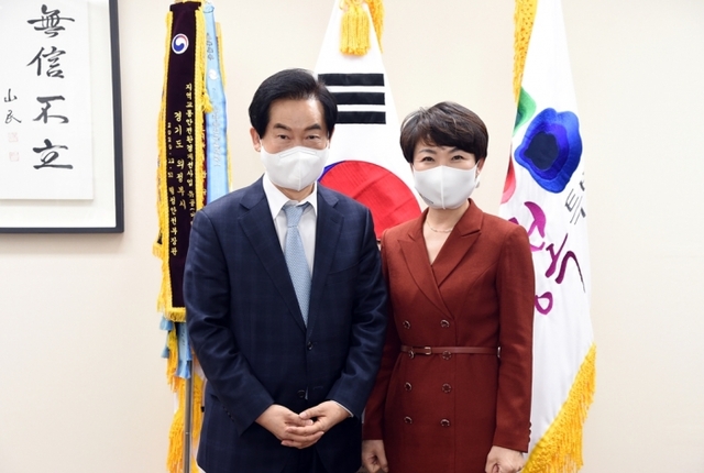 ▲ 안병용 의정부시장과 한국여성바둑연맹 회장.