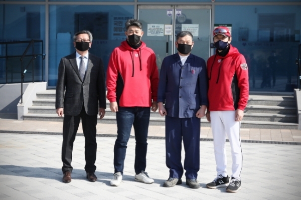 이숭용 KT 단장과 이강철 KT 감독이 기장군 관계자들과 22일 기자현대차드림볼파크에서 기념 촬영을 하고 있다. 사진 왼쪽부터 박승하 기장군도시관리공단 이사장, 이숭용 KT 단장, 오규석 기장군수, 이강철 KT 감독(KT 위즈 제공)