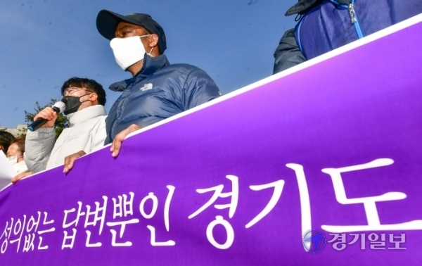 ▲ 민주노총 경기도본부, 한국노동안전보건연구소, 다산인권센터, 사회변혁노동자당 경기도당 등 사민사회단체 회원들이 23일 오전 경기도청 앞에서 실효성 있는 이주노동자 주거환경 실태조사를 도에 촉구하는 기자회견을 하고 있다. 조주현기자