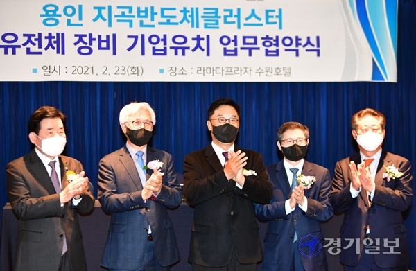 23일 오전 15일 수원시 라마다 프라다 수원 호텔에서 열린 '용인 지곡반도체클러스터 유전체 장비 기업 유치 업무협약식'에서 (왼쪽부터) 김진표 국회의원, 김주한 (주)힘스 대표이사, 김언식 DSD그룹 회장, 신상철 EDGC(주) 대표이사 등이 기념촬영을 하고 있다. 조주현기자