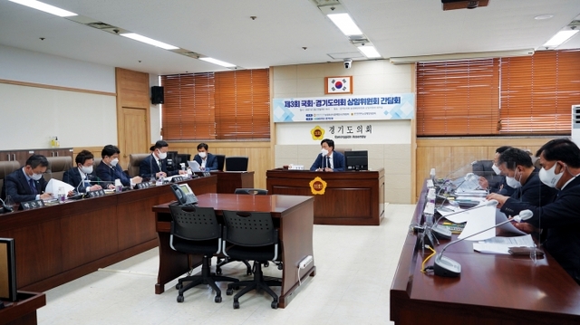 ▲ 국회 농림축산식품해양수산위원회 소속 김영진 의원이 23일 경기도의회에서 열린 ‘제3차 국회ㆍ도의회 상임위원회 간담회’에서 기념촬영을 하고 있다. 더불어민주당 경기도당 제공2