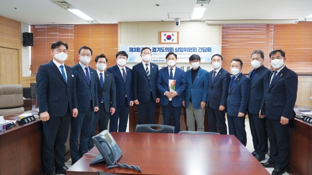 ▲ 국회 농림축산식품해양수산위원회 소속 김영진 의원이 23일 경기도의회에서 열린 ‘제3차 국회ㆍ도의회 상임위원회 간담회’에서 기념촬영을 하고 있다. 더불어민주당 경기도당 제공3