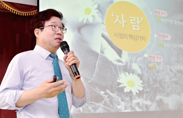 지난 2019년 4월 염태영 수원시장이 수원지역 한 경찰서에서 인권도시수원을 주제로 강연을 하고 있다.