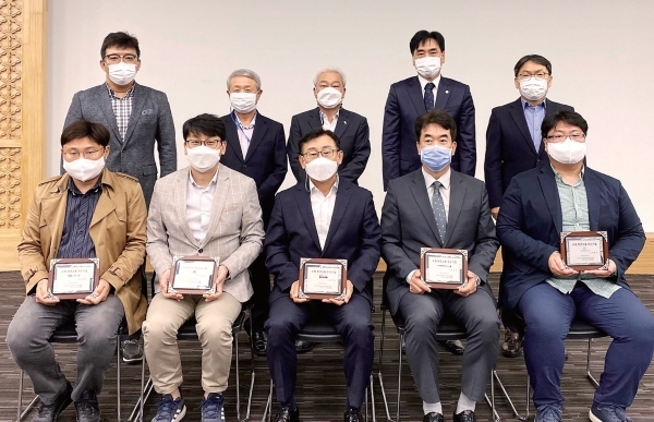 지난해 10월22일 수원시 노사민정협의회가 청년고용우수기업 인증서 전달식을 진행한 뒤 기념패를 들고 기념촬영을 하고 있다.<br>