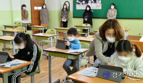23일 오전 남수원초등학교에서 강사가 학생들에게 태플릿 PC를 이용한 원격수업 교육을 하고 있다. 비대면 수업 장기화로 인한 학생들간의 학습격차를 해소하기 위해 경기도와 도 교육청이 지역 초등학생을 대상으로 원격수업 지원에 적극 나서고 있다. 김시범기자