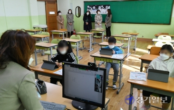 23일 오전 남수원초등학교에서 강사가 학생들에게 태플릿 PC를 이용한 원격수업 교육을 하고 있다. 비대면 수업 장기화로 인한 학생들간의 학습격차를 해소하기 위해 경기도와 도 교육청이 지역 초등학생을 대상으로 원격수업 지원에 적극 나서고 있다. 김시범기자