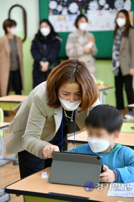 23일 오전 남수원초등학교에서 강사가 학생들에게 태플릿 PC를 이용한 원격수업 교육을 하고 있다. 비대면 수업 장기화로 인한 학생들간의 학습격차를 해소하기 위해 경기도와 도 교육청이 지역 초등학생을 대상으로 원격수업 지원에 적극 나서고 있다. 김시범기자