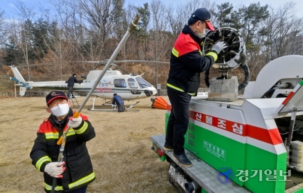 ▲ 24일 오전 수원시 장안구 산불진화헬기 임시계류장에서 장안구 녹지관리팀 관계자들과 수원시 산불진화헬기 운용관계자들이 화재 진화장비 점검을 하고 있다. 건조한 날씨로 경북 안동 대형산불 등 대형화재 및 산불에 대한 주의가 필요한 가운데 경기도는 이날부터 26일까지 산불 대비 대응태세 지도·점검에 나선다고 밝혔다. 윤원규기자