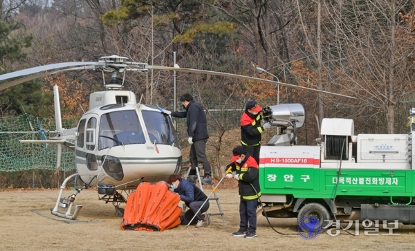 24일 오전 수원시 장안구 산불진화헬기 임시계류장에서 장안구 녹지관리팀 관계자들과 수원시 산불진화헬기 운용관계자들이 화재 진화장비 점검을 하고 있다. 건조한 날씨로 경북 안동 대형산불 등 대형화재 및 산불에 대한 주의가 필요한 가운데 경기도는 이날부터 26일까지 산불 대비 대응태세 지도·점검에 나선다고 밝혔다. 윤원규기자