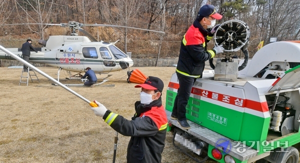 24일 오전 수원시 장안구 산불진화헬기 임시계류장에서 장안구 녹지관리팀 관계자들과 수원시 산불진화헬기 운용관계자들이 화재 진화장비 점검을 하고 있다. 건조한 날씨로 경북 안동 대형산불 등 대형화재 및 산불에 대한 주의가 필요한 가운데 경기도는 이날부터 26일까지 산불 대비 대응태세 지도·점검에 나선다고 밝혔다. 윤원규기자