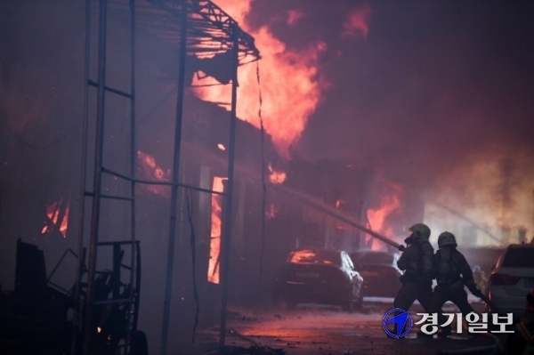 24일 인천 동구 만석동 한 가구공장에서 불이 나 소방당국이 대응 2단계를 발령하고 진화 작업을 벌이고 있다. 장용준기자