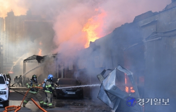 24일 인천 동구 만석동 한 가구공장에서 불이 나 소방당국이 대응 2단계를 발령하고 진화 작업을 벌이고 있다. 장용준기자