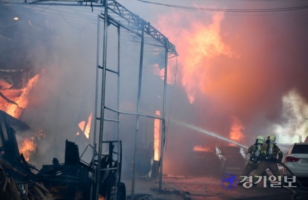 24일 인천 동구 만석동 한 가구공장에서 불이 나 소방당국이 대응 2단계를 발령하고 진화 작업을 벌이고 있다. 장용준기자