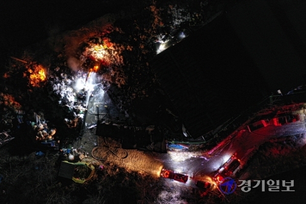 광주시 곤지암읍에 있는 한 공장에서 화재가 발생해 24일 새벽 소방대원들이 잔불을 정리하고 있다. 소방당국은 전날 19시 25분경 화재 발생 후, 2시간여 만에 큰 불을 잡았지만 공장 건물 2개 동 가운데 1개 동이 전소되고 인근 야산 0.7㏊가 소실됐다. 소방당국은 공장 앞에 적재된 폐비닐에서 화재가 시작된 것으로 보고 원인을 조사하고 있다.조주현기자