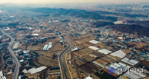정부가 2·4 공급대책을 통해 수도권에 18만가구의 신규 공공택지를 확보하기로 발표한 가운데, 그 중 7만호의 주택을 지을 신도시급 택지로 광명·시흥지구를 23일 선정했다. 사진은 이날 광명·시흥지구의 모습.조주현기자