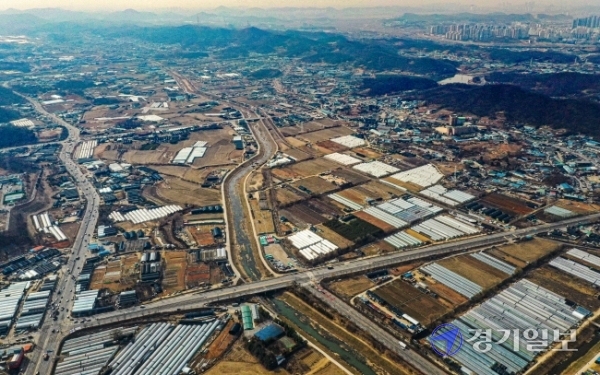 정부가 2·4 공급대책을 통해 수도권에 18만가구의 신규 공공택지를 확보하기로 발표한 가운데, 그 중 7만호의 주택을 지을 신도시급 택지로 광명·시흥지구를 23일 선정했다. 사진은 이날 광명·시흥지구의 모습.조주현기자