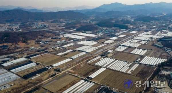 정부가 2·4 공급대책을 통해 수도권에 18만가구의 신규 공공택지를 확보하기로 발표한 가운데, 그 중 7만호의 주택을 지을 신도시급 택지로 광명·시흥지구를 23일 선정했다. 사진은 이날 광명·시흥지구의 모습.조주현기자