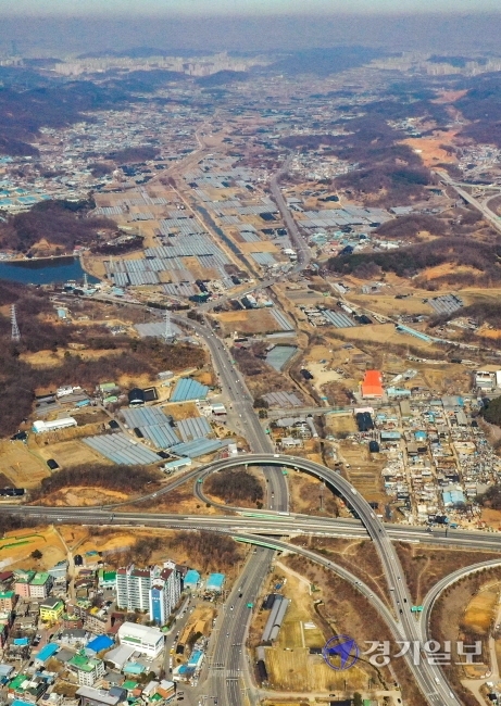 정부가 2·4 공급대책을 통해 수도권에 18만가구의 신규 공공택지를 확보하기로 발표한 가운데, 그 중 7만호의 주택을 지을 신도시급 택지로 광명·시흥지구를 23일 선정했다. 사진은 이날 광명·시흥지구의 모습.조주현기자