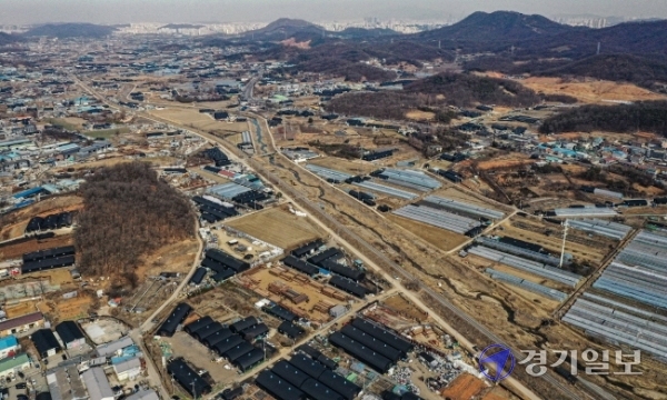 정부가 2·4 공급대책을 통해 수도권에 18만가구의 신규 공공택지를 확보하기로 발표한 가운데, 그 중 7만호의 주택을 지을 신도시급 택지로 광명·시흥지구를 23일 선정했다. 사진은 이날 광명·시흥지구의 모습.조주현기자