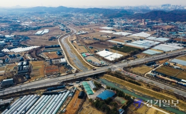 정부가 2·4 공급대책을 통해 수도권에 18만가구의 신규 공공택지를 확보하기로 발표한 가운데, 그 중 7만호의 주택을 지을 신도시급 택지로 광명·시흥지구를 23일 선정했다. 사진은 이날 광명·시흥지구의 모습.조주현기자