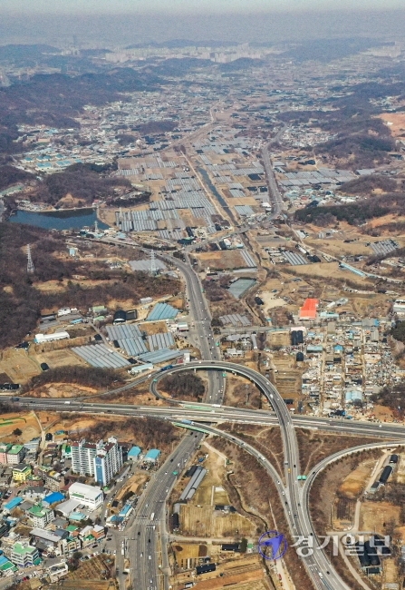 정부가 2·4 공급대책을 통해 수도권에 18만가구의 신규 공공택지를 확보하기로 발표한 가운데, 그 중 7만호의 주택을 지을 신도시급 택지로 광명·시흥지구를 23일 선정했다. 사진은 이날 광명·시흥지구의 모습.조주현기자