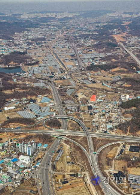 정부가 2·4 공급대책을 통해 수도권에 18만가구의 신규 공공택지를 확보하기로 발표한 가운데, 그 중 7만호의 주택을 지을 신도시급 택지로 광명·시흥지구를 23일 선정했다. 사진은 이날 광명·시흥지구의 모습.조주현기자