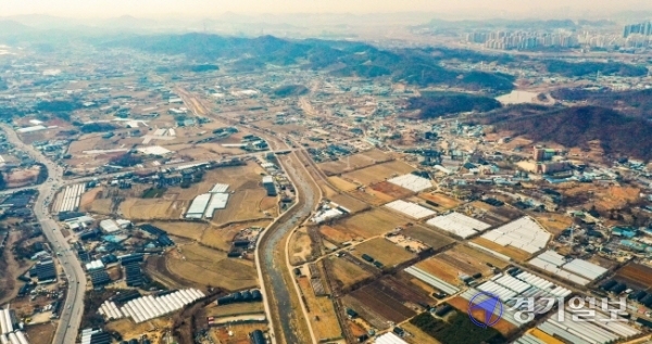 정부가 2·4 공급대책을 통해 수도권에 18만가구의 신규 공공택지를 확보하기로 발표한 가운데, 그 중 7만호의 주택을 지을 신도시급 택지로 광명·시흥지구를 23일 선정했다. 사진은 이날 광명·시흥지구의 모습.조주현기자