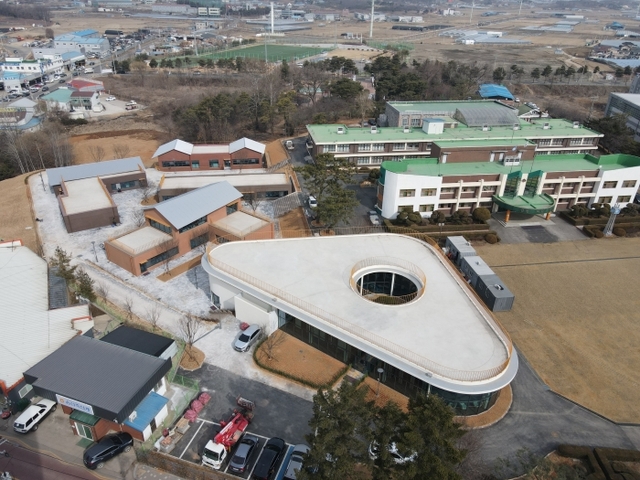▲ 화성 송산중학교가 67억원을 들여 도서관과 교실 등 5개동을 중축했다. 사진은 도서관과 교실 전경. 송산중학교 제공