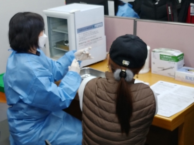 26일 오전 9시3분께 인천 연수구 연수보건소에서 의료진이 첫 백신 접종을 하고 있다. 조윤진기자