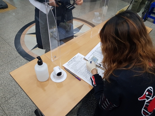 26일 오전 9시께 인천 부평구 부평보건소에서 접종대상자가 예진표를 쓰고 있다. 정한승기자