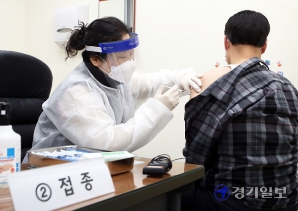 코로나19 백신 접종을 시작한 26일 오전 인천 부평구 부평구보건소에서 김락환씨가 첫번째 백신을 접종하고 있다. 장용준기자
