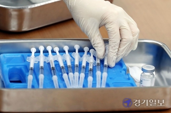 코로나19 백신 접종을 시작한 26일 오전 인천 부평구 부평구보건소에서 관계자가 백신 접종 준비를 하고 있다. 장용준기자