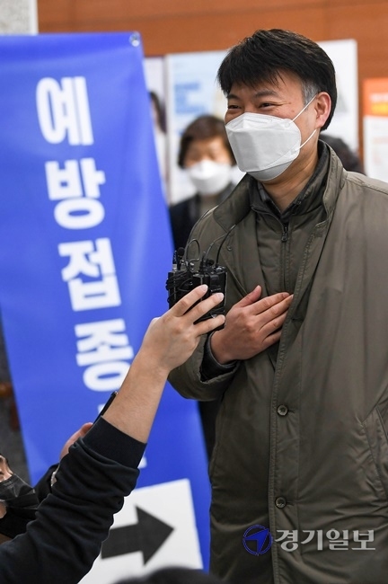코로나19 백신 접종을 시작한 26일 오전 인천 부평구 부평구보건소에서  첫번째 백신 접종을 한 김락환씨가 밝은 표정으로 소감을 밝히고 있다. 장용준기자