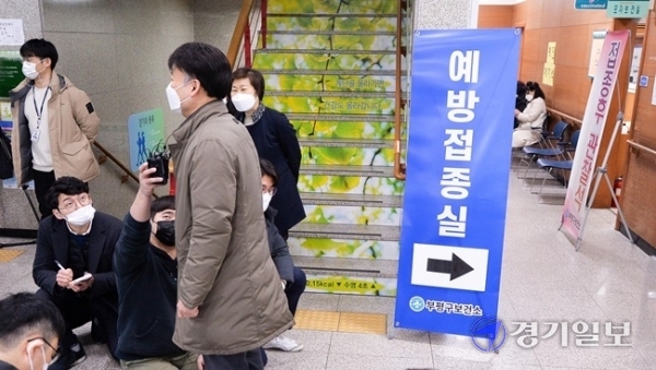 코로나19 백신 접종을 시작한 26일 오전 인천 부평구 부평구보건소에서  첫번째 백신 접종을 한 김락환씨가 밝은 표정으로 소감을 밝히고 있다. 장용준기자
