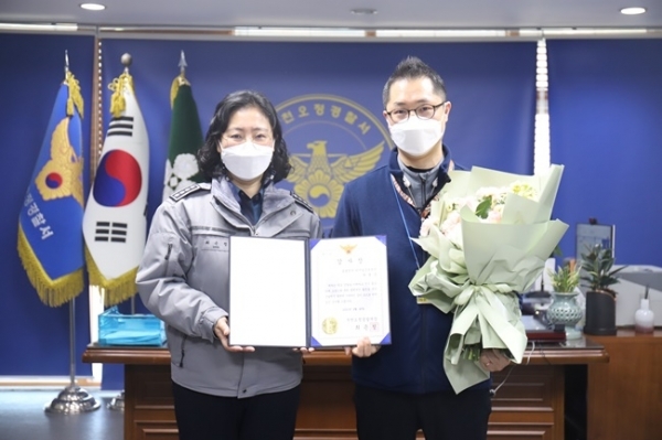 부천오정경찰서가 112신고로 전화금융사기(보이스피싱) 피해 예방에 힘쓴 서비스센터 가전제품 수리기사 A씨에게 감사장을 수여했다.