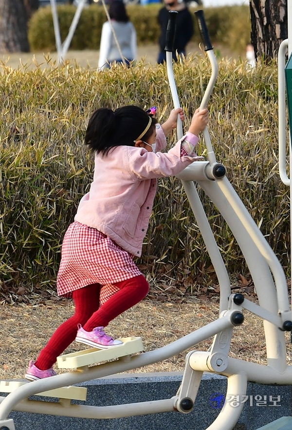 27일 오후 수원월드컵경기장 광장에서 어린이들이 실외체육기구를 이용해 운동을 하고 있다. 조주현기자