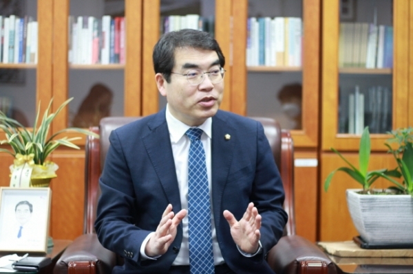 민주당 양기대 의원이 28일 경기일보와의 인터뷰에서 3기 신도시로 지정된 광명시흥 특별관리지역 발전 구상 등을 밝히고 있다. 양기대 의원 제공.