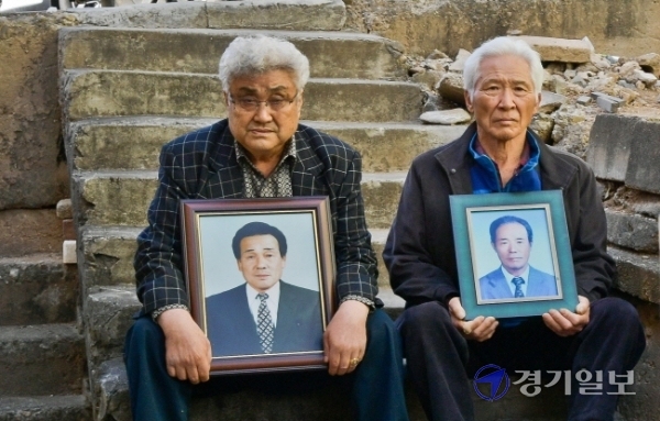 평택시 비전동 사단법인 한국원폭피해자협회 기호지부 사무실 앞에서 원폭피해자 2세대인 박제훈, 한기요씨가 원폭피해자 1세대인 아버님들의 영정사진을 들고 있다. 윤원규기자