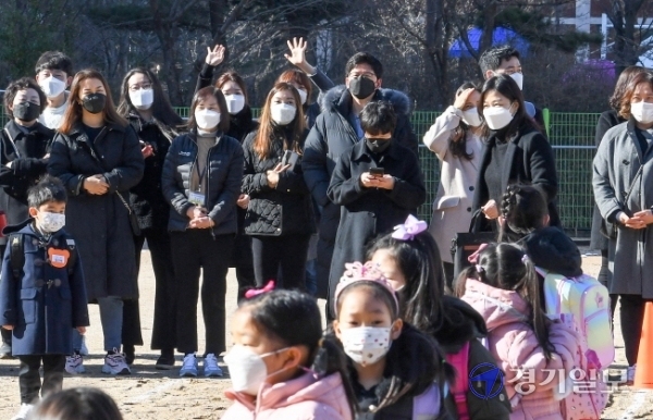 인천지역을 비롯한 전국의 유치원과 초·중·고교가 2021학년도 신학기 첫 등교를 시작한 2일 오전 연수구 청량초등학교에서  학부모들이 교실로 향하는 1학년 학생에게 손을 흔들고 있다. 장용준기자