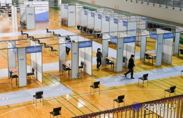3일 오전 인천 연수구 선학체육관에 설치한 인천시 코로나19 거점 예방접종센터에서 관계자들이 시설을 점검하고 있다. 인천시는 오는 3월말부터 의료인력을 대상으로 백신 예방접종을 시작할 계획이다. 장용준기자