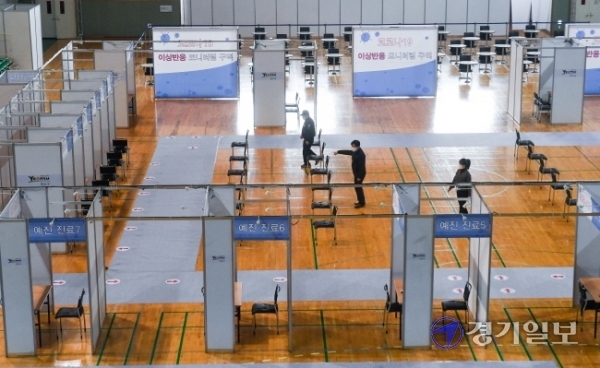 3일 오전 인천 연수구 선학체육관에 설치한 인천시 코로나19 거점 예방접종센터에서 관계자들이 시설을 점검하고 있다. 인천시는 오는 3월말부터 의료인력을 대상으로 백신 예방접종을 시작할 계획이다. 장용준기자