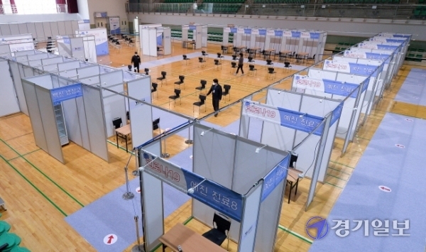 3일 오전 인천 연수구 선학체육관에 설치한 인천시 코로나19 거점 예방접종센터에서 관계자들이 시설을 점검하고 있다. 인천시는 오는 3월말부터 의료인력을 대상으로 백신 예방접종을 시작할 계획이다. 장용준기자